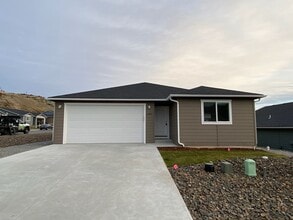 Building Photo - Luxury 3 bedroom, 2 bath home with double garage!