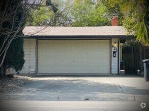 Building Photo - 615an