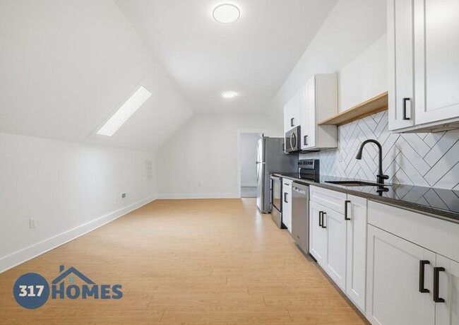 Building Photo - Modern Two Bedroom with Balcony in Holy Cross