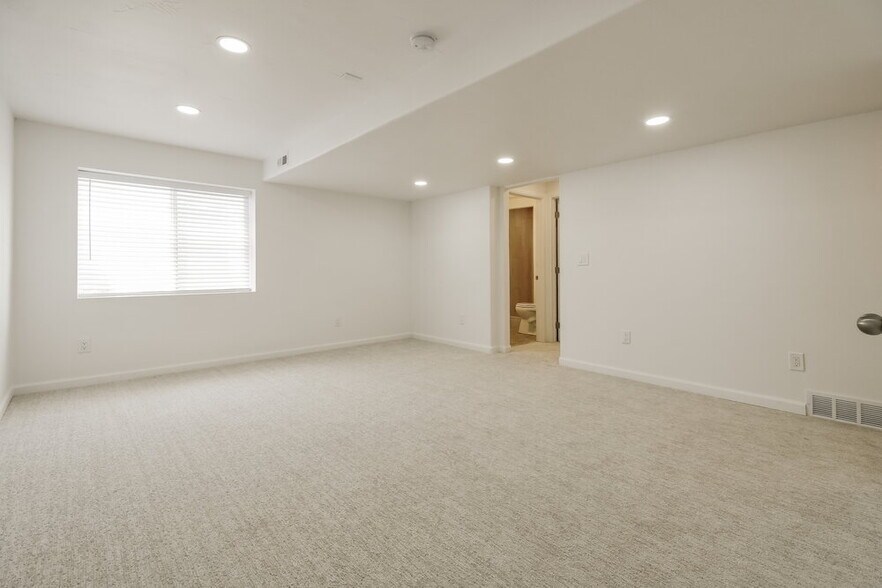 Building Photo - 2098 E Weeping Willow Way