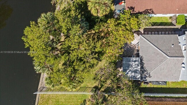 Building Photo - 413 NW 23rd Ave