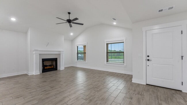 Building Photo - "Lovely 3-Bed Oasis with Granite Touches &...