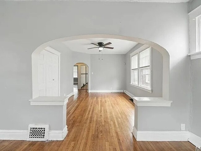 Building Photo - MARCH SPECIAL 1 month Free- Charming 2BR House in Saint Louis