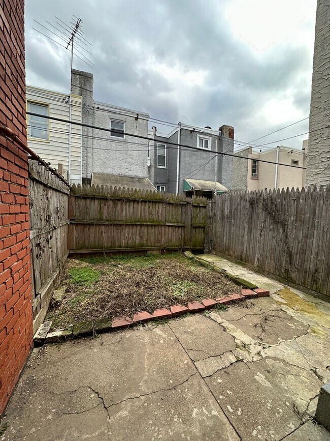 Building Photo - Spacious 3 Bedroom 1 Bathroom in Port Richmond St. Available NOW!