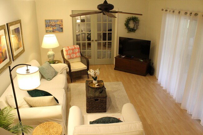 Building Photo - 301 SE Castle Ct