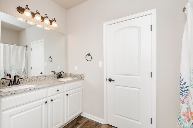 Building Photo - 2800 S Roth Ave