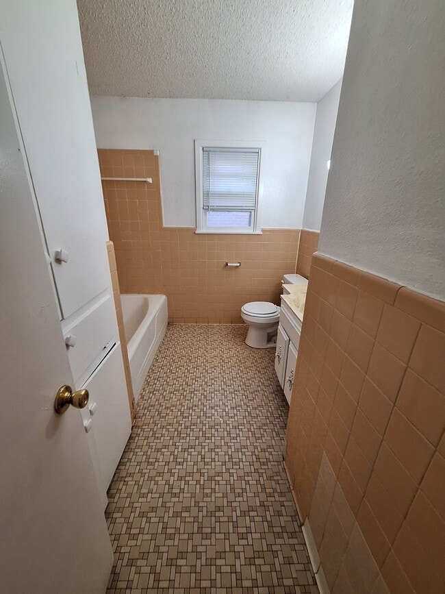 Building Photo - 3 bedroom, 2 bath