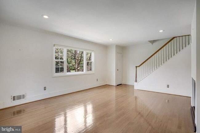 Primary Photo - 5370 Pooks Hill Rd