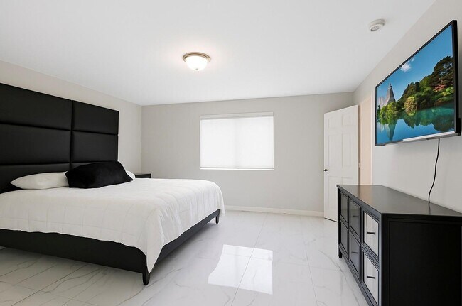 Building Photo - 18821 NW 84th Ct