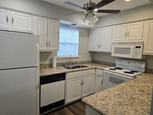 Building Photo - 12968 Trail Hollow Dr