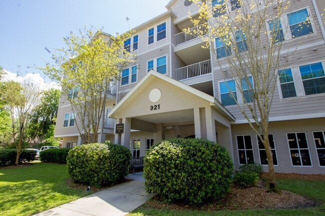 Building Photo - Oxford Terrace II: 4/4 luxury apartment just 3 blocks from UF & 1 block from Sorority Row. Now Re...