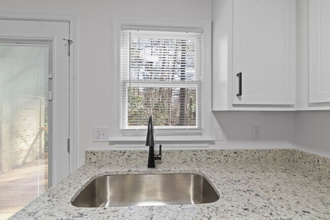 Building Photo - Newly Renovated 2 Bed, 1 Bath in Downtown Wake Forest!