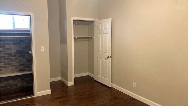 Building Photo - 725 Woodrow Cir