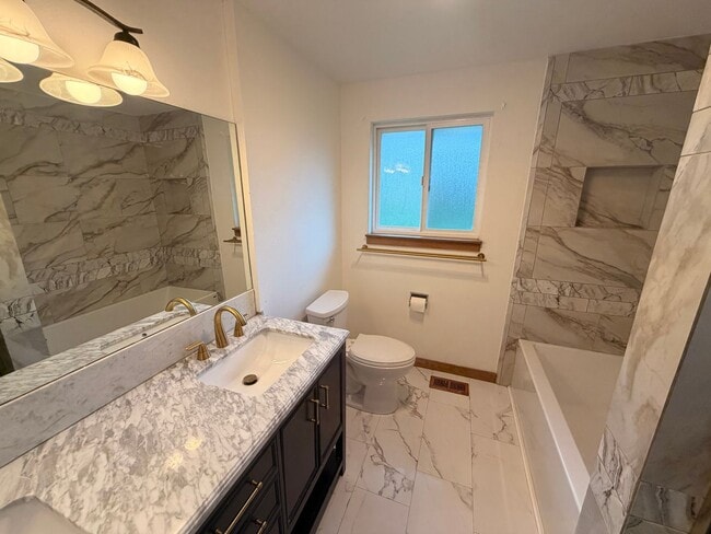 Building Photo - Beautiful Family Home in Tacoma!