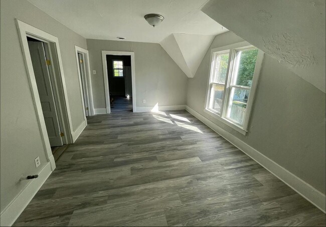 Building Photo - 811 Park St SW