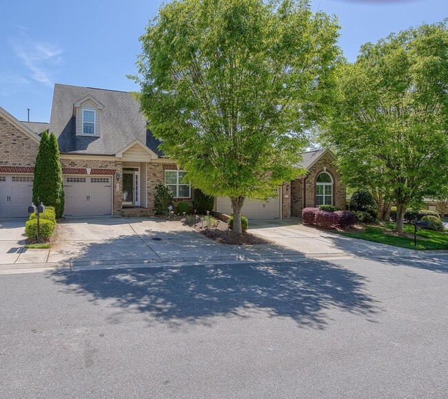 Building Photo - 3 Bedroom, 3 Bathroom Winston Salem Townhome
