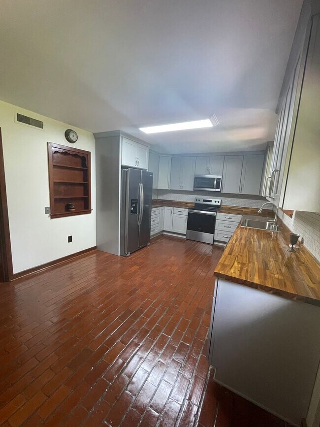 Building Photo - Stunning 3-Bedroom Home with Attached Private Suite – Fully Updated & Move-In Ready