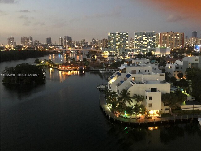 Building Photo - 400 Kings Point Dr