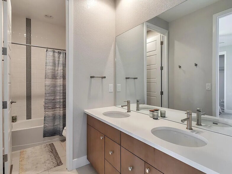 Building Photo - 1962 W 67th Pl