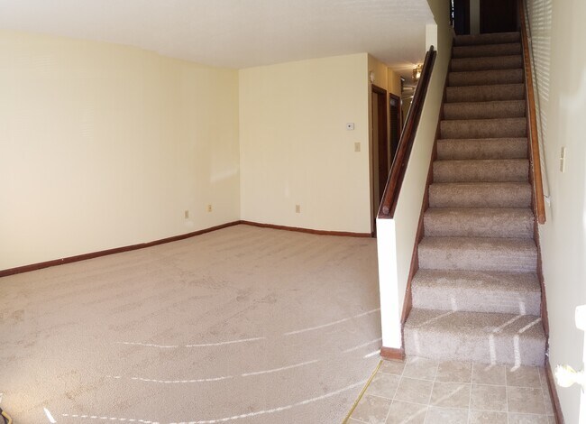 Spacious living room to enjoy family movie night - 120 Colonial Ct