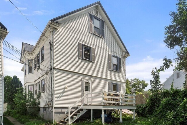 Building Photo - 318 Concord St