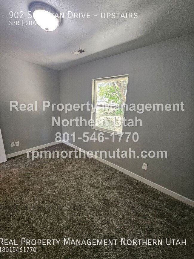 Building Photo - 902 Sullivan Dr