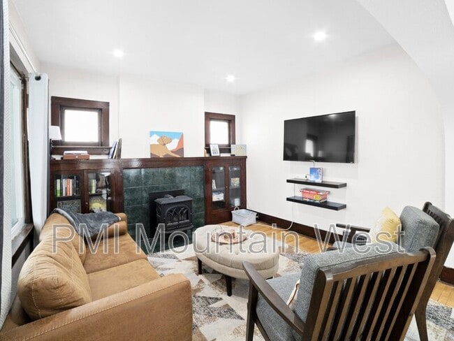 Building Photo - 647 Bryan Ave