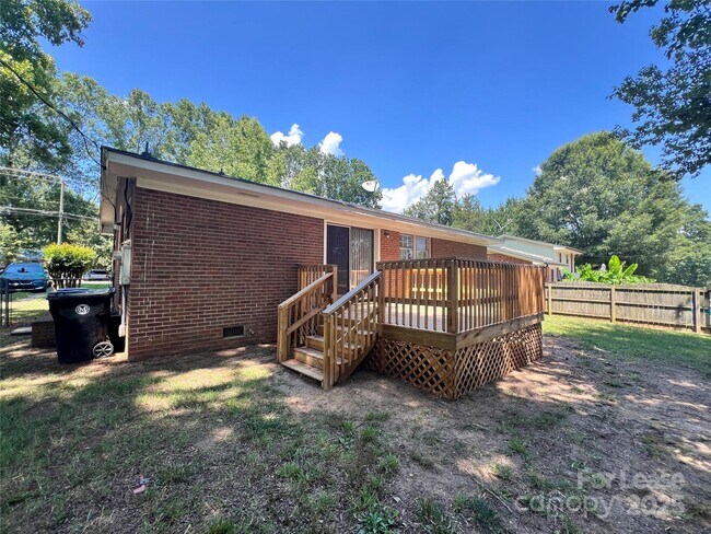 Building Photo - 821 Brookwood St