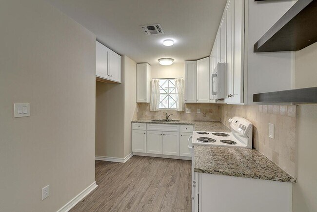 Building Photo - 1106 Bradshaw Dr