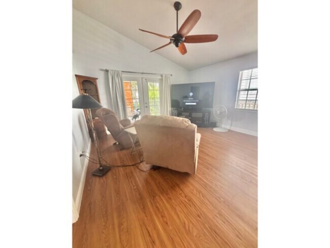 Building Photo - Available Now! 3 Bedroom, 2 Bath. Furnishe...