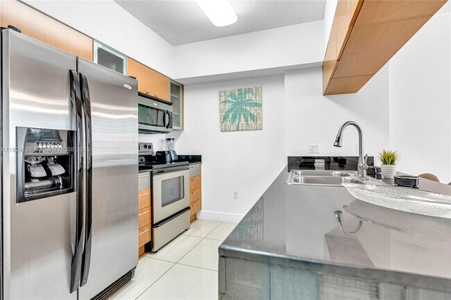 Building Photo - 1750 N Bayshore Dr