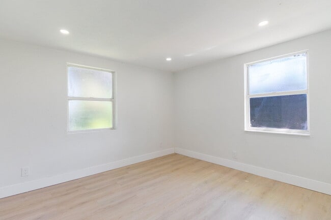 Building Photo - 1108 W 33rd St