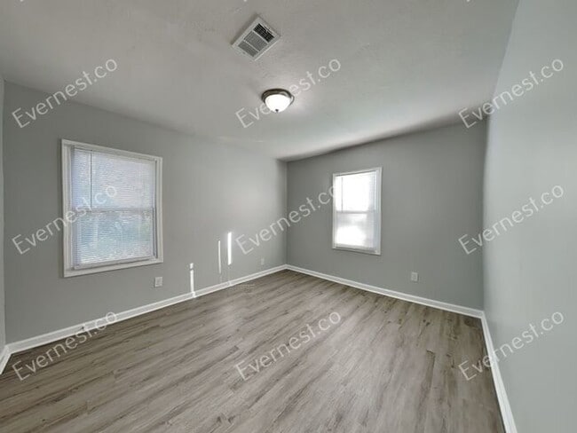 Building Photo - Charming 2BR Duplex with Modern Comfort an...