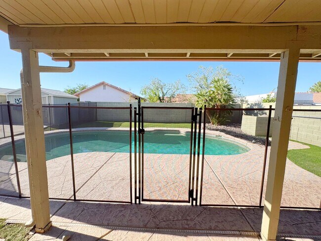 Building Photo - Spacious 4 Bedroom Pool Home in Quiet Cul De Sac