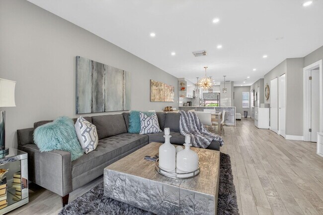 Building Photo - 9299 Vista Del Lago