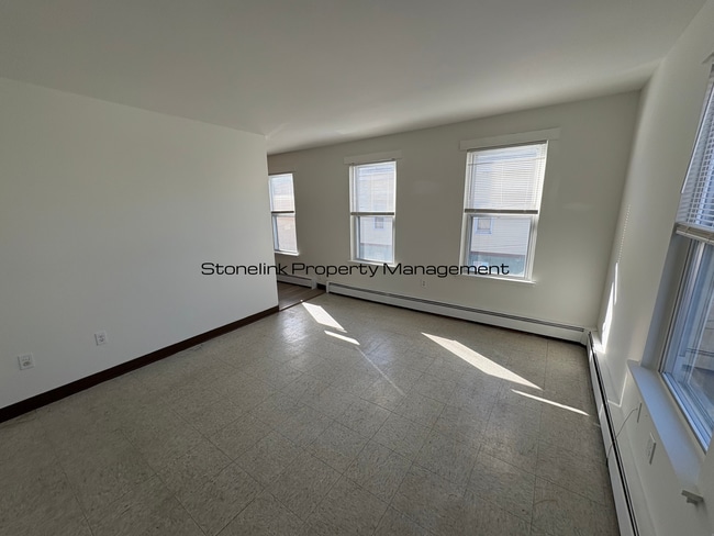 Building Photo - 220 Cross St