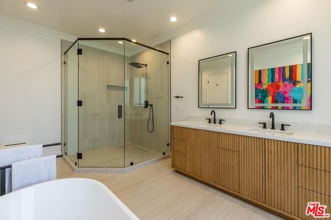 Building Photo - 560 Chalette Dr
