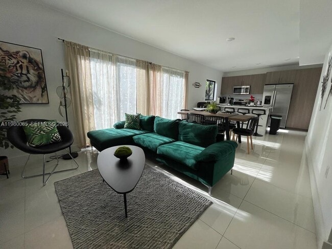 Building Photo - 302 NW 11th Ct