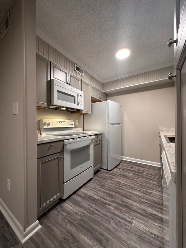 Building Photo - Convenient, in town living with garage!