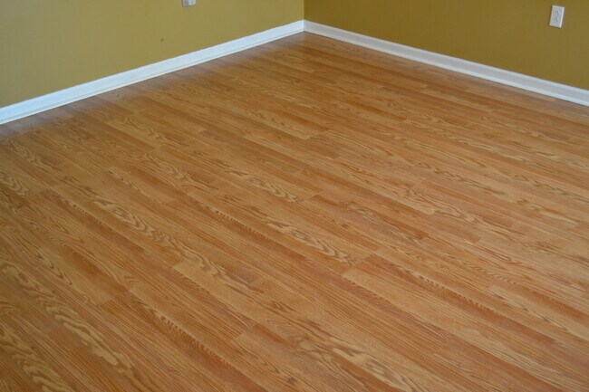Building Photo - Location! Location!  3 bedroom, 2 bath, Ga...