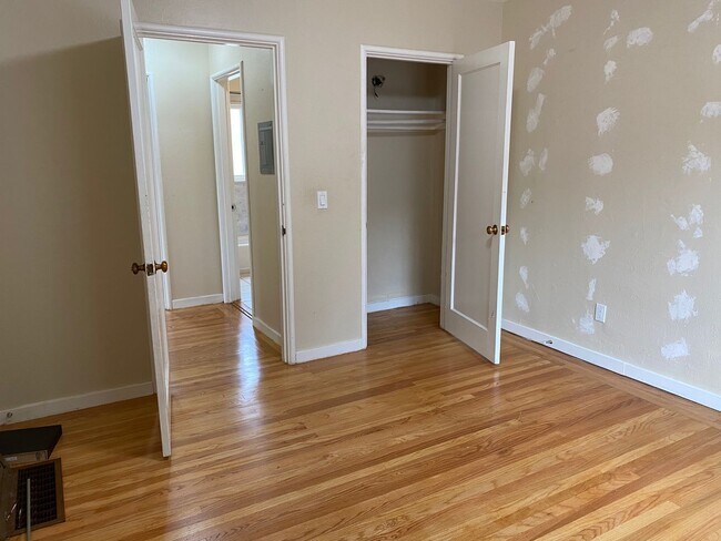 Building Photo - Epic REA-Great 1 BR/1 BA Unit in a S/S Duplex