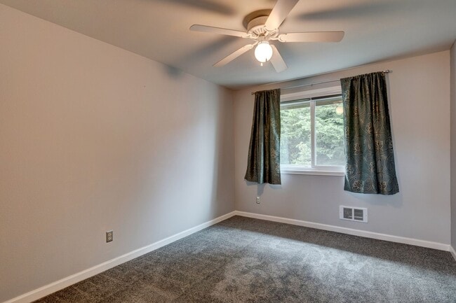 Building Photo - 3 Bedroom, 2 Bath Spacious Townhome with F...