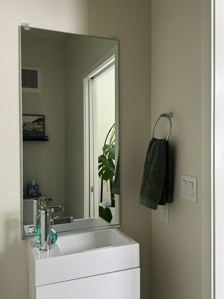 Building Photo - 1198 S Reed Way