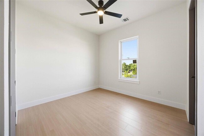 Building Photo - 4216 Dreyfus St