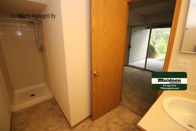 Building Photo - Comfortable Townhome!