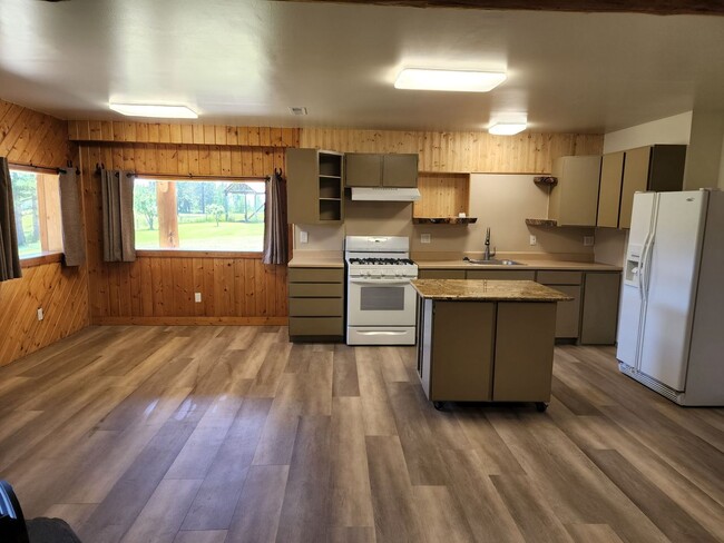 Building Photo - Wildlife abundant, log 2bdrm/1ba lower apa...