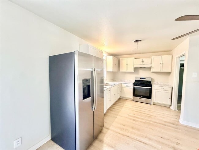 Building Photo - 5330 Wellington Dr