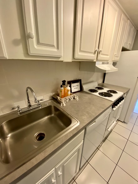 Building Photo - 1862 Beacon St