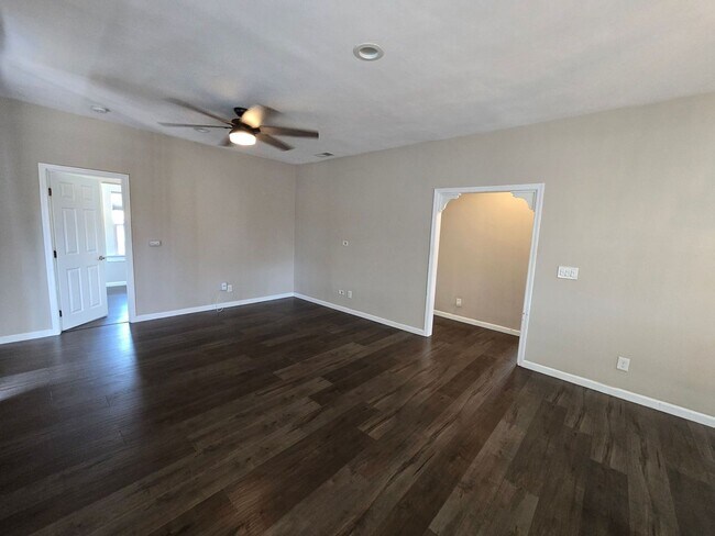 Building Photo - 3BD/2BA w/ Driveway Parking!