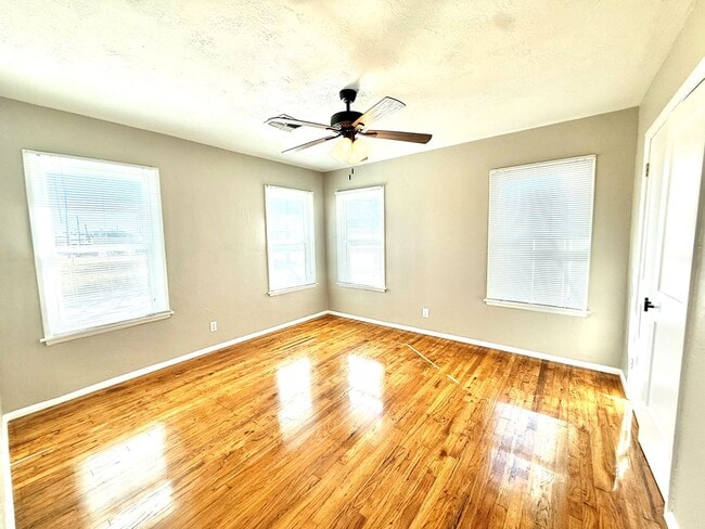 Building Photo - 329 W Main St